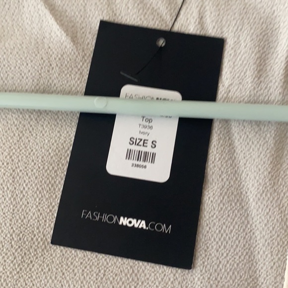 Cream color crop top blouse. Fashion nova size small. - Picture 3 of 3
